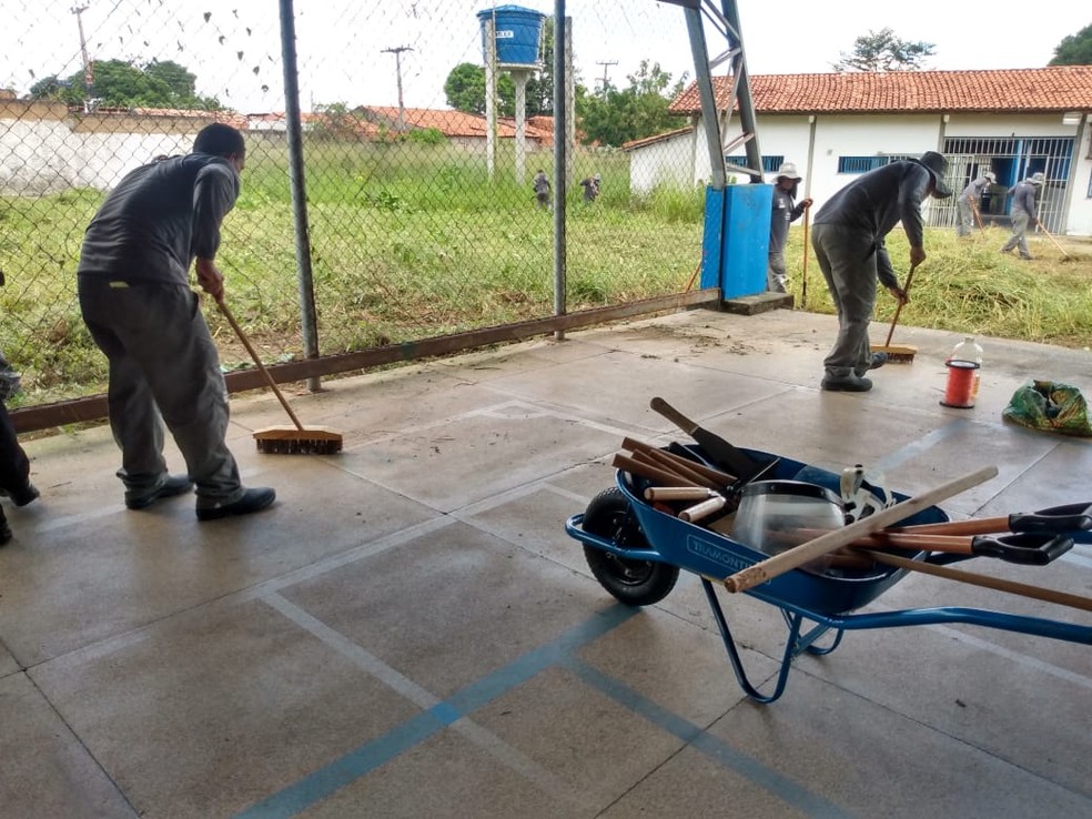 Detentos do semiaberto começam a trabalhar no combate à dengue em Teresina — Foto: Lívia Ferreira/g1 PI