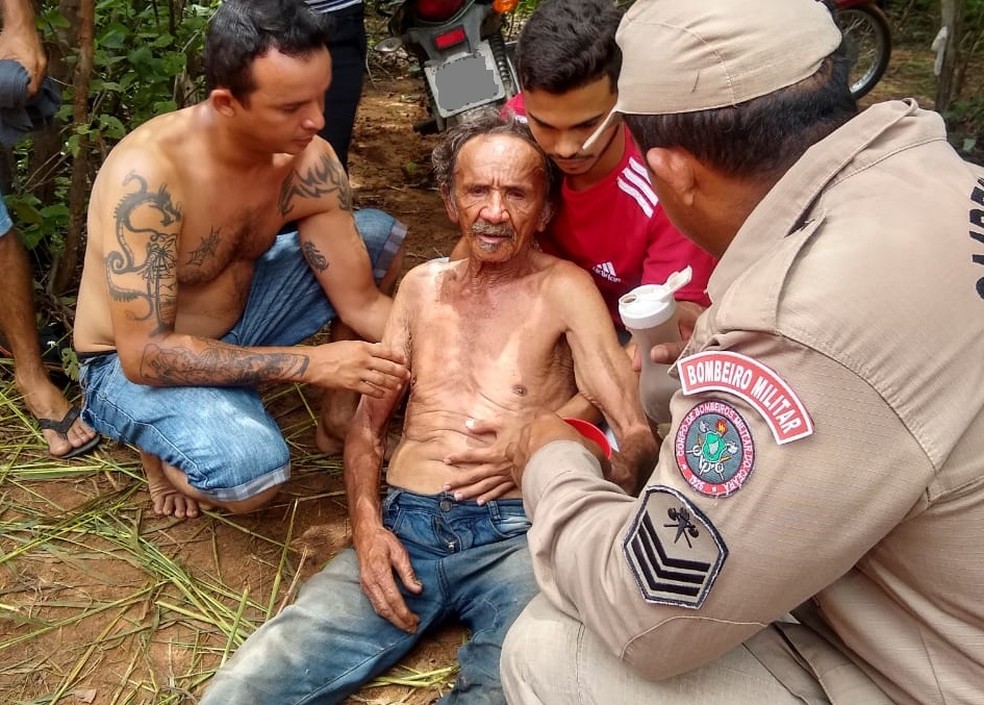 Vítima estava dentro de uma mata quando foi encontrada pelos bombeiros — Foto: Corpo de Bombeiros