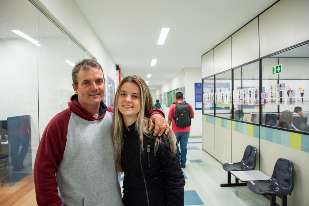 Pai e filha vÃ£o juntos para a faculdade em PetrÃ³polis, no RJ â Foto: Rodrigo ProenÃ§a/ Universidade EstÃ¡cio de SÃ¡