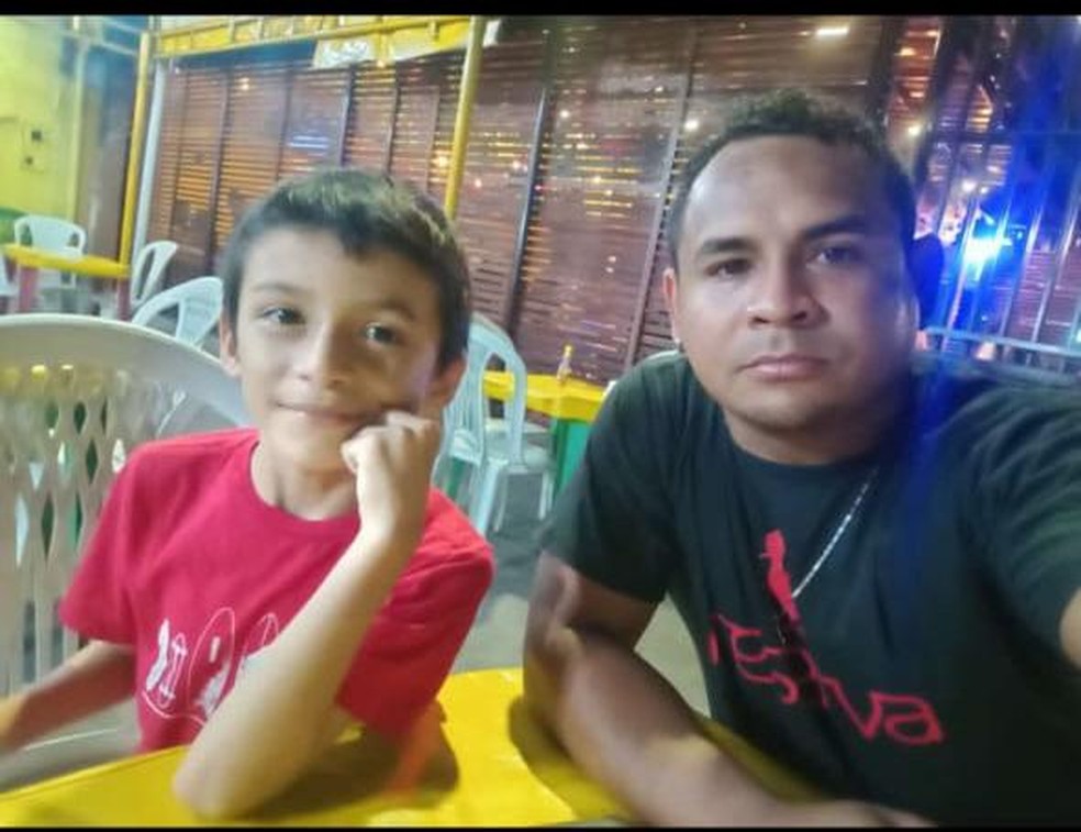 Cleberson e Caleb, pai e filho foram duas vítimas do deslizamento em Manaus. — Foto: Divulgação