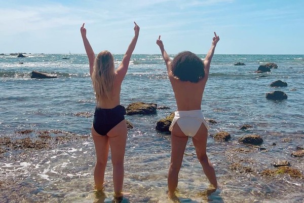 Nathalie Emmanuel compartilha fotos de viagem com a amiga, que se curou de um câncer de mama (Foto: Reprodução/Instagram)
