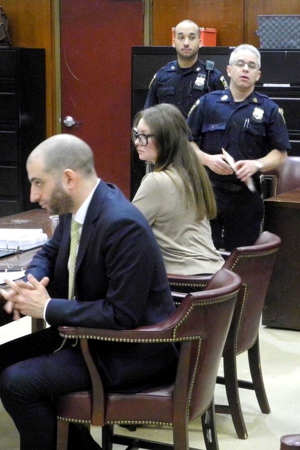 27 March 2019, US, New York: The German suspected impostor Anna Sorokin (M) sits next to her defender Todd Spodek in the courtroom of her trial. With a combination of lies, self-confidence, forged documents and excuses, she is said to have cheated acquain (Foto: picture alliance via Getty Image)