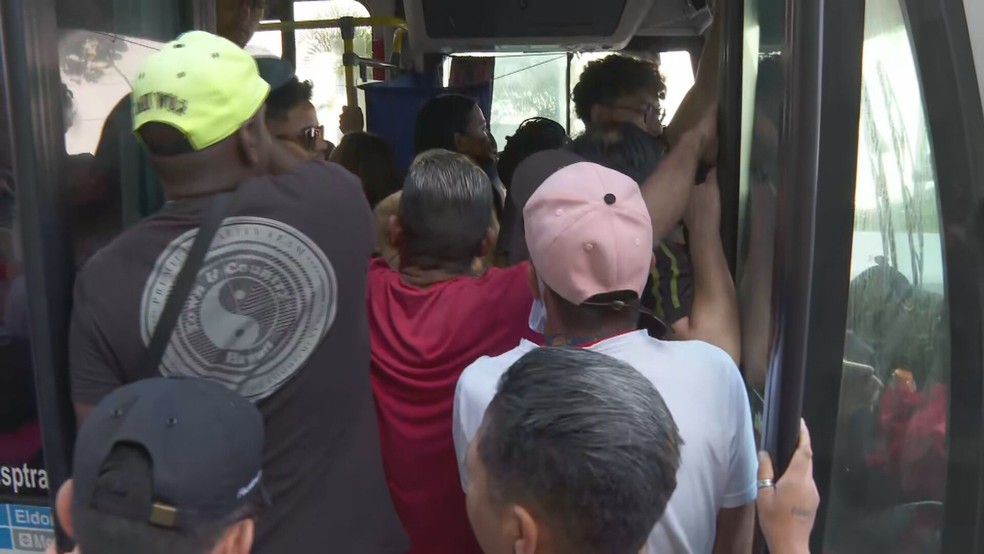 Passageiros embarcam em ônibus lotado por conta da greve — Foto: Reprodução/TV Globo