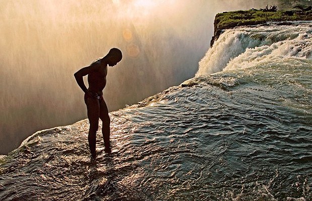 Você teria coragem de ficar na beirada da queda d'água? (Foto: Divulgação)