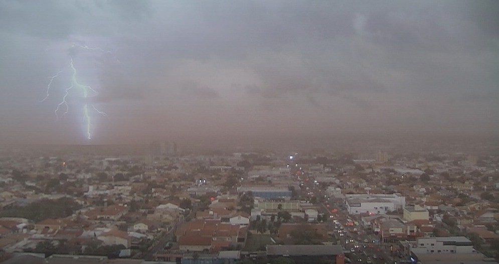 Dia 'vira noite' com temporal de poeira e chuva forte em Campo Grande; veja vídeos e fotos