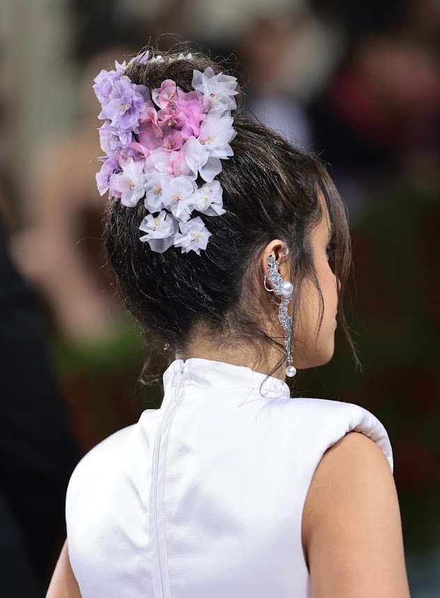 Camila Cabello aposte em flores no coque (Foto: Reprodução/Getty Images)
