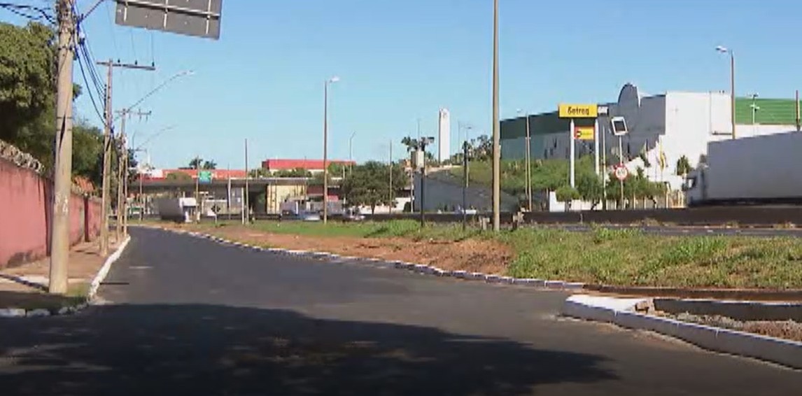 
Após mais de 5 meses à espera de obras, trânsito na Av. Professora Minervina Cândida de Oliveira é liberado em Uberlândia