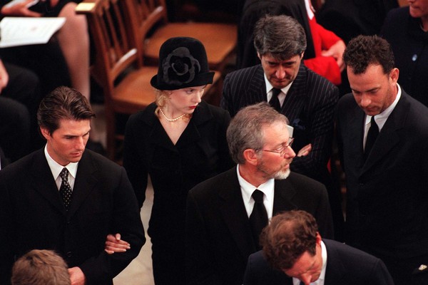 Tom Cruise, Nicole Kidman, Steven Spielberg e Tom Hanks no funeral da Princesa Diana (1961-1997) em setembro de 1997 (Foto: Getty Images)