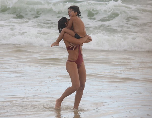 Juliana Paes com o marido e filhos (Foto: AgNews) Juliana Paes com o marido e filhos (Foto: AgNews)
