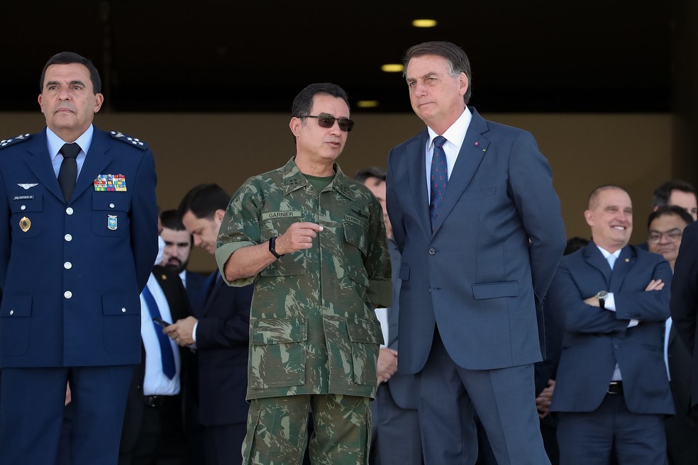Comandante da Marinha e Jair Bolsonaro durante desfile militar em Brasília em 2022 — Foto: Marcos Corrêa/PR