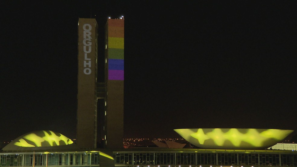 Congresso Nacional ganha cores do arco-íris em homenagem ao Dia do Orgulho LGBTI — Foto: TV Globo/Reprodução