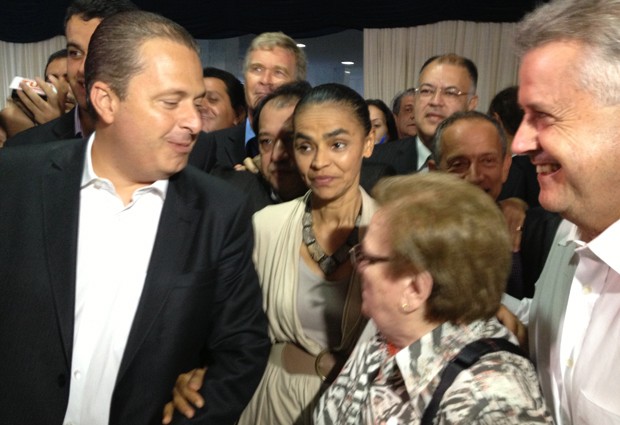 Eduardo Campos e Marina Silva, na chegada ao evento, acompanhados da deputada Luiza Erundina (PSB-SP) e do senador Rodrigo Rollemberg (PSB-DF) (Foto: Felipe Néri/G1)