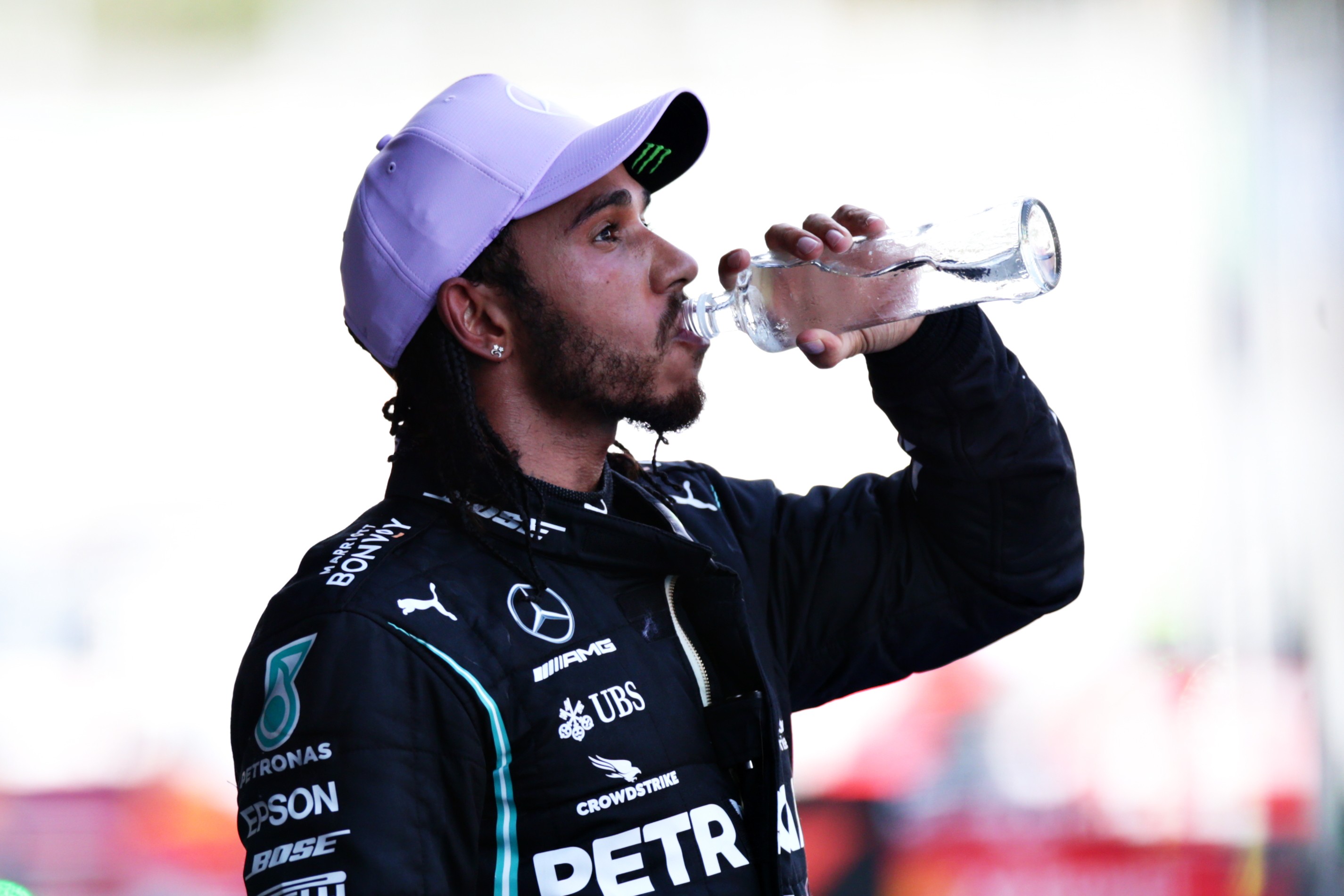 Um piloto de F1 perde entre 1 e 4 kg durante uma corrida. Repor líquidos é essencial após a prova. (Foto: Getty Images)