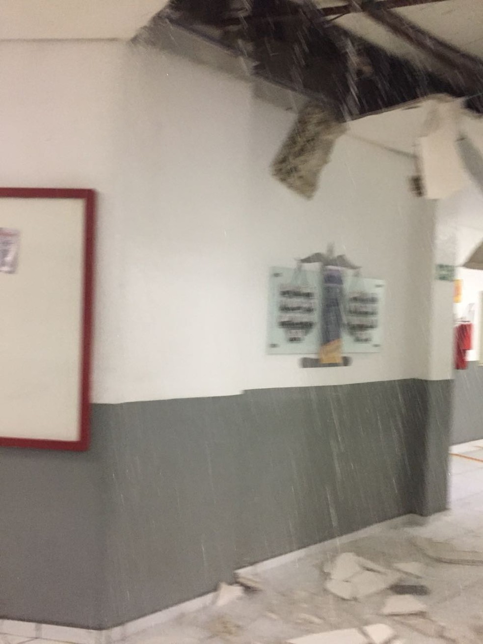 Faculdade particular em Teresina também teve queda do teto (Foto: Reprodução)