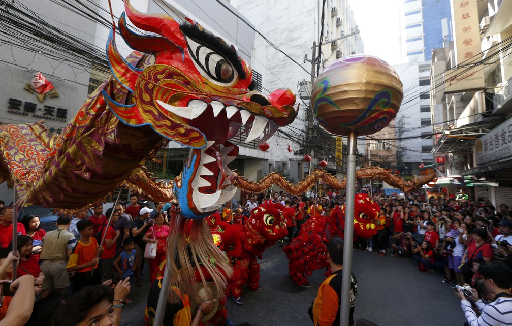 Desfile comemora Ano Novo Chinês nesta terça-feira (5) em Manila, nas Filipinas — Foto: Bullit Marquez/AP Photo