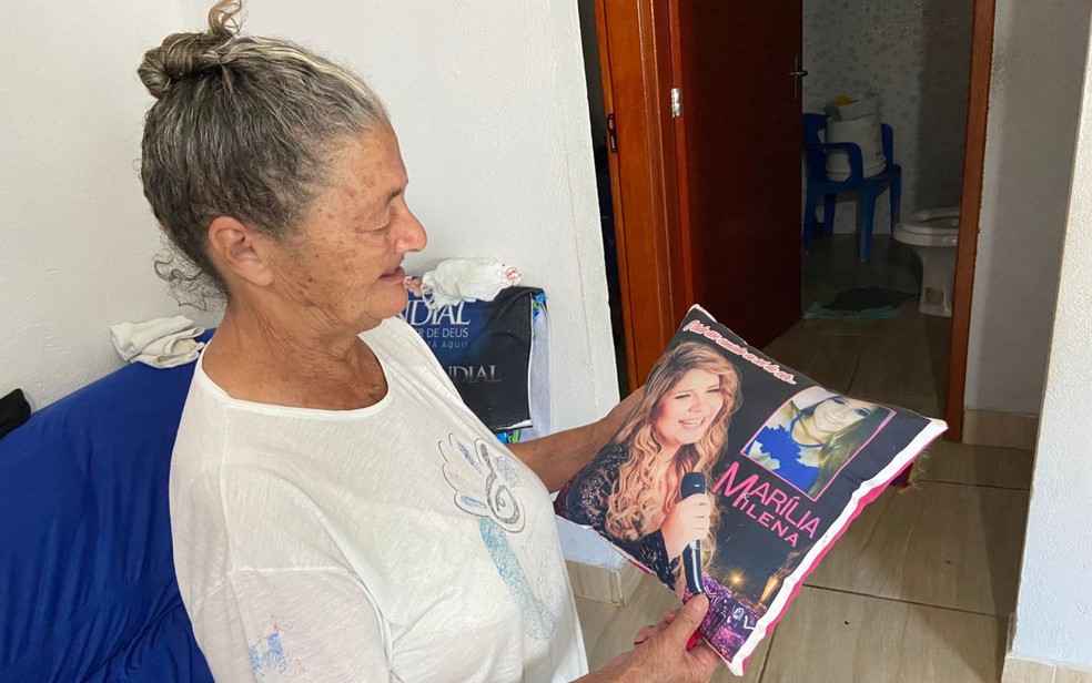 Tereza mostra a almofada com imagem de Marília Mendonça que ganhou de presente em Goiânia, Goiás — Foto: Rafael Oliveira/g1 Goiás