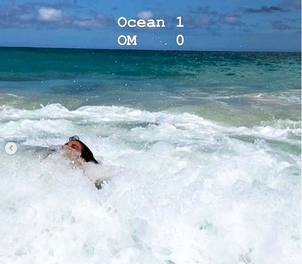 A atriz Olivia Munn sendo engolida por uma onda durante suas férias no Havaí (Foto: Instagram)
