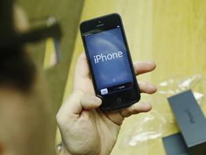 Cliente testa o iPhone 5 em loja em Londres (Foto: Reuters)