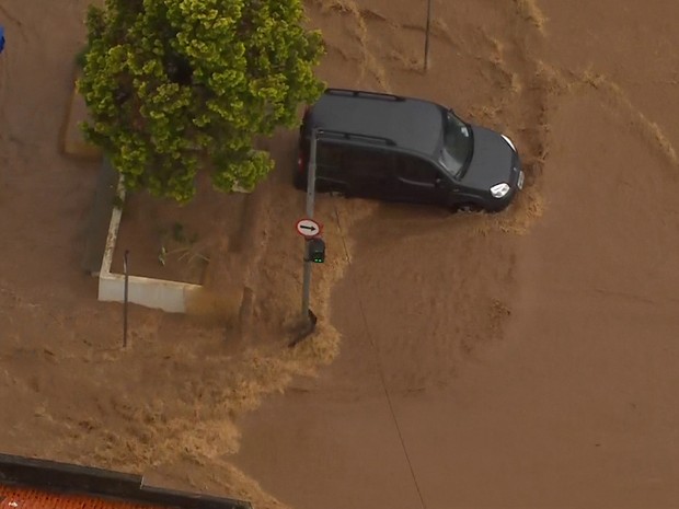 Carro é arrastado por água (Foto: Reprodução/TV Globo)