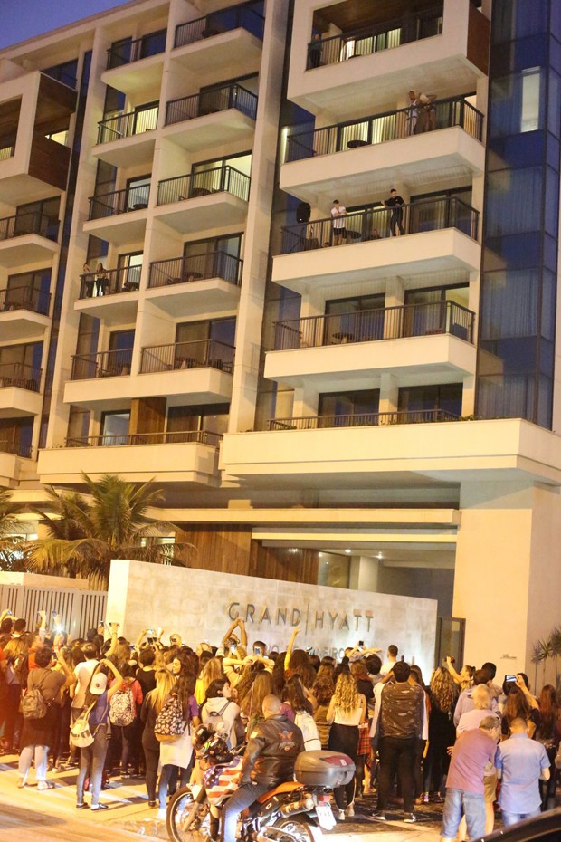 Liam Payne faz show em sacada de hotel (Foto: Dilson Silva / AgNews)