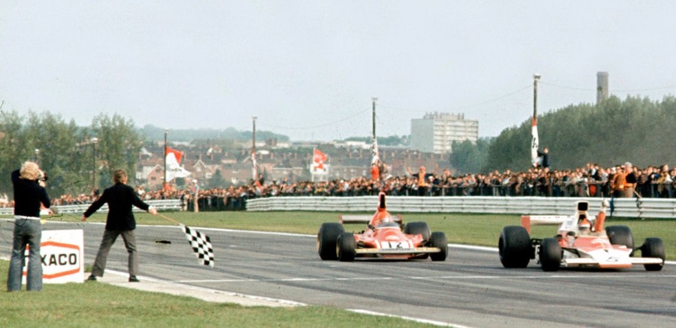 Emerson Fittipaldi recebe a bandeirada pressionado por Niki Lauda em Nivelles, em 1974 â Foto: DivulgaÃ§Ã£o