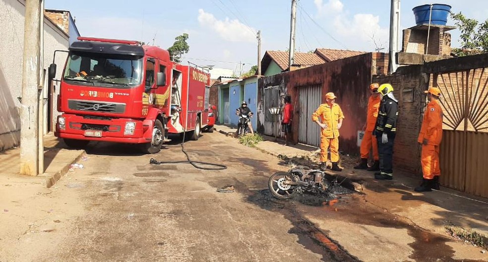 Corpo de Bombeiros combateu fogo em motocicleta — Foto: Antoniel Pereira/TV Anhanguera