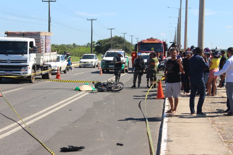 Motociclista morre na Avenida Poty, Zona Norte de Teresina  — Foto: Andrê Nascimento/g1
