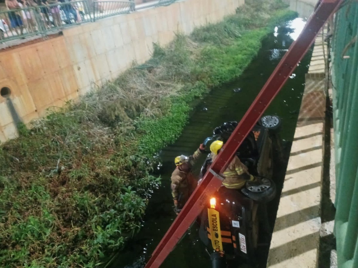 Duas pessoas são resgatadas após carro cair dentro de córrego em Montes Claros