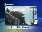 Homens são flagrados 'surfando' em ônibus em avenida de Rio Preto