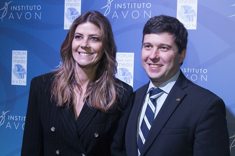 A jornalista Fabiana Scaranzi e o presidente da Avon no Brasil David Legher