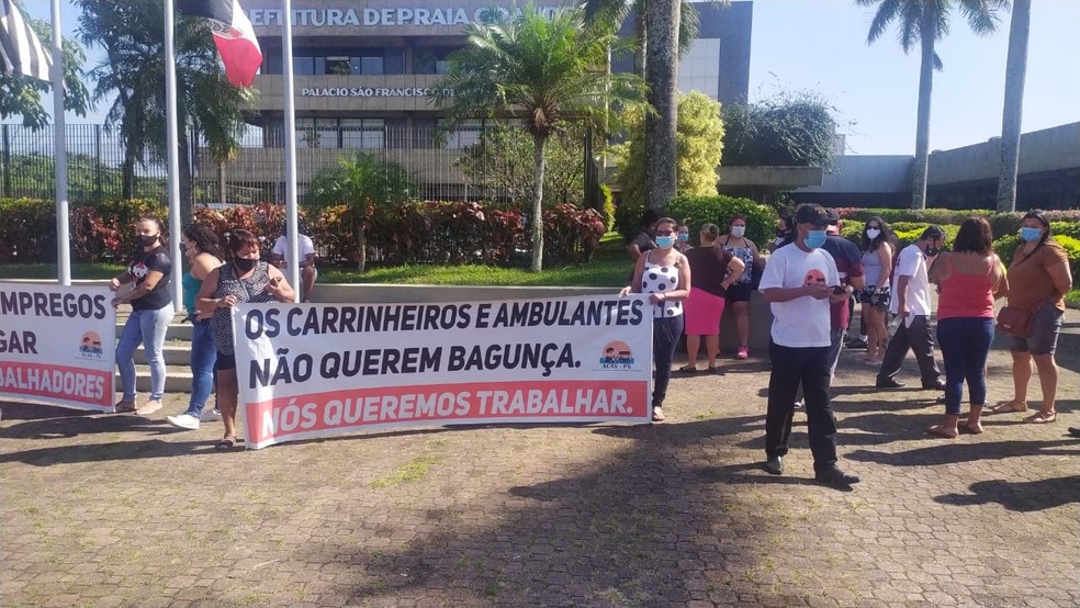 Ambulantes realizaram manifesta&ccedil;&atilde;o para retomar atividades na orla de Praia Grande, SP &mdash; Foto: Reprodu&ccedil;&atilde;o/Praia Grande Mil Grau