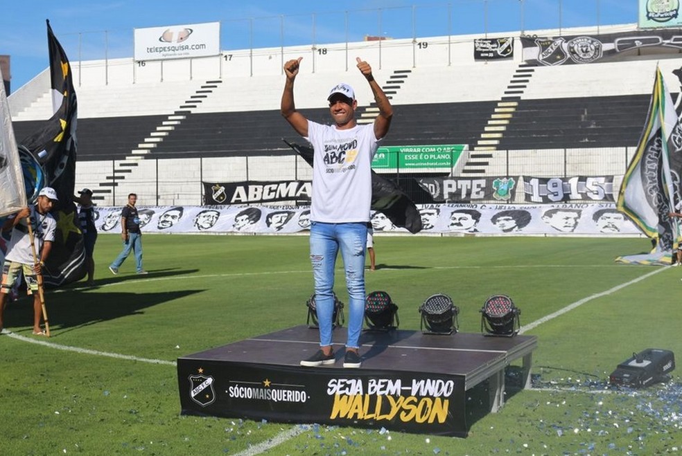 Apresentação de Walyson no ABC foi com pompa (Foto: Andrei Torres/ABC FC)