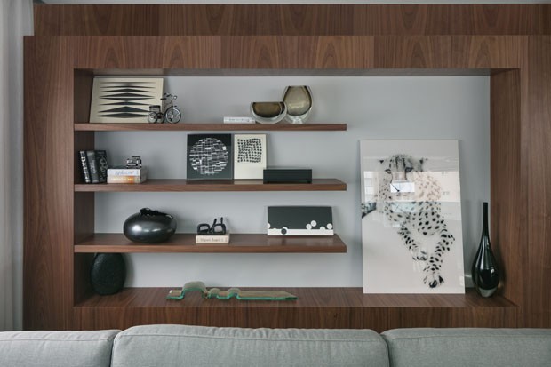 Apartamento ganha décor cinza e ambientes integrados (Foto: Divulgação)