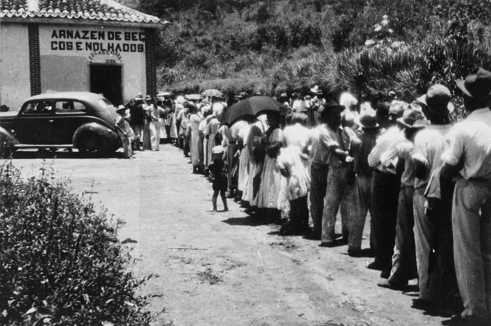 Fila de pessoas esperando para serem vacinadas contra a febre amarela em 1938    (Foto: Acervo Casa de Oswaldo Cruz/Fiocruz)
