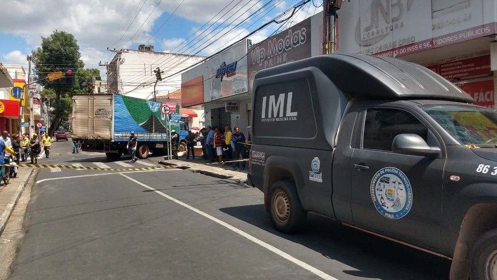 Acidente deixou uma pessoa morta no cruzamento das ruas Rui Barbosa e Paissandu, Centro de Teresina.  — Foto: Dalyne Barbosa/TV Clube