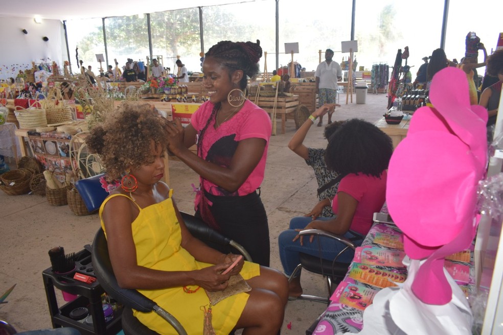Quem visitar a feira vai poder fazer penteados inspirados na cultura afro — Foto: Divulgação