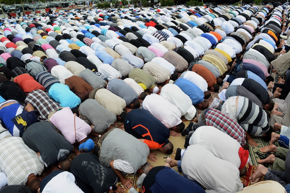 Muçulmanos rezam em torno da mesquita em Toulouse, sul da França. Imagem de arquivo. — Foto: REMY GABALDA/AFP./ARQUIVO