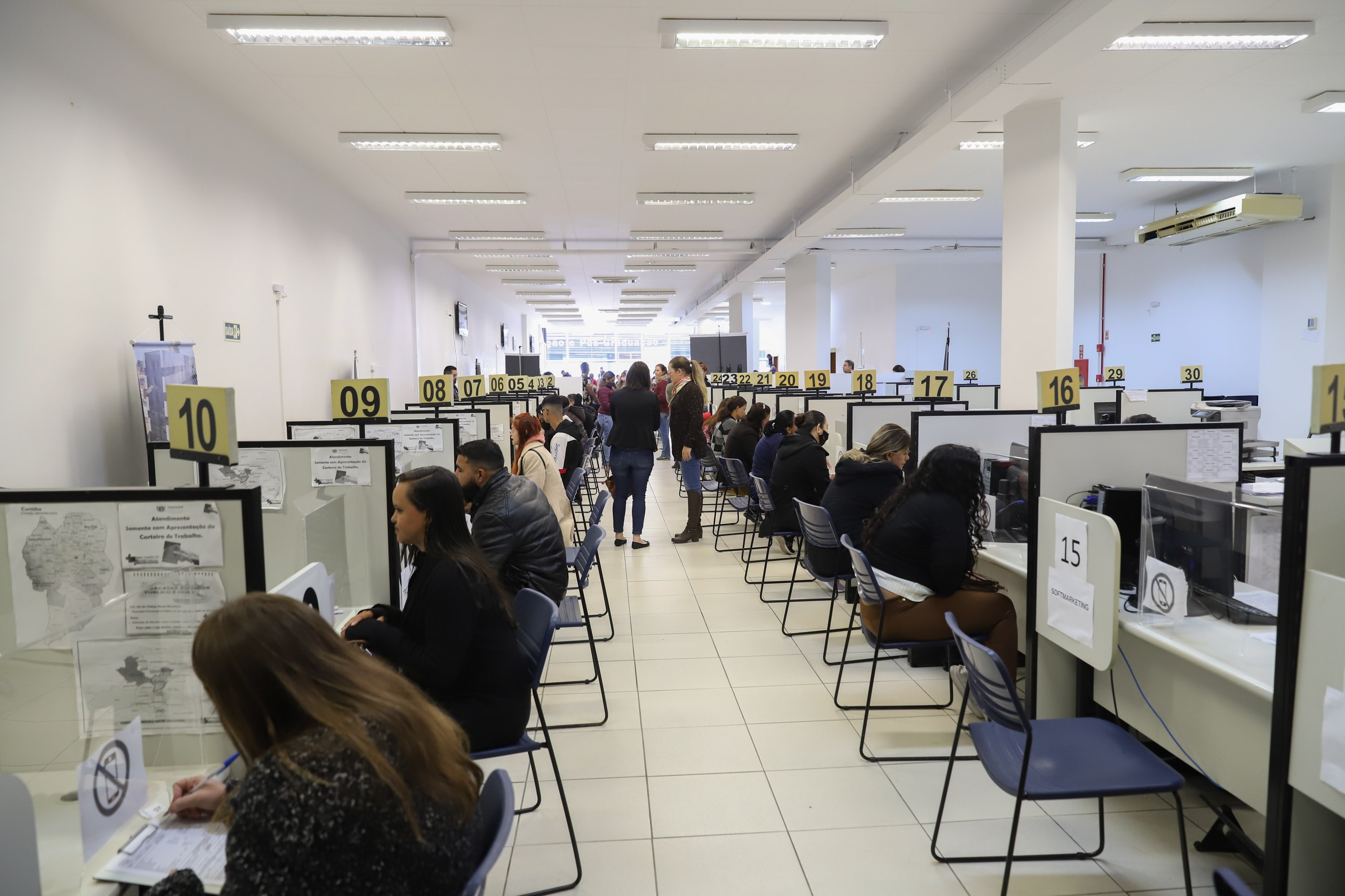 Agências do Trabalhador do Paraná têm 14,2 mil vagas de emprego abertas