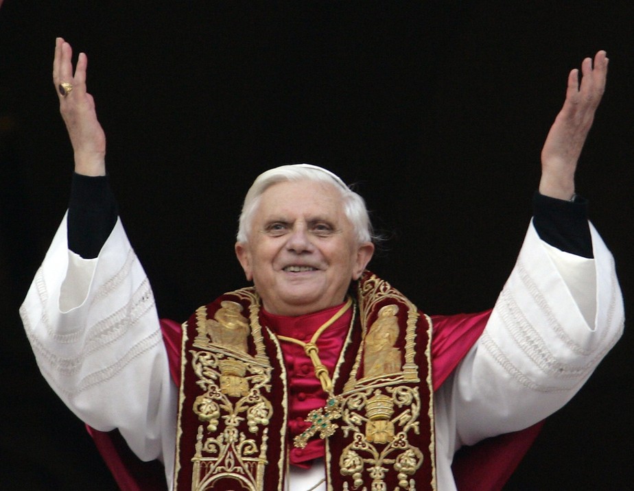 Papa Bento XVI na sacada da Basílica de São Pedro após ser escolhido para comandar a Igreja Católica