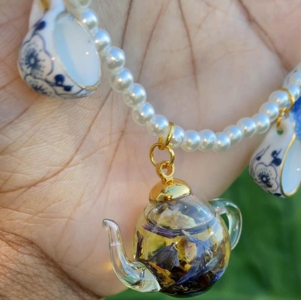 A The Prickly Thorn faz peças customizadas, como um colar com peças escolhidas pelos clientes (Foto: Reprodução / Instagram)