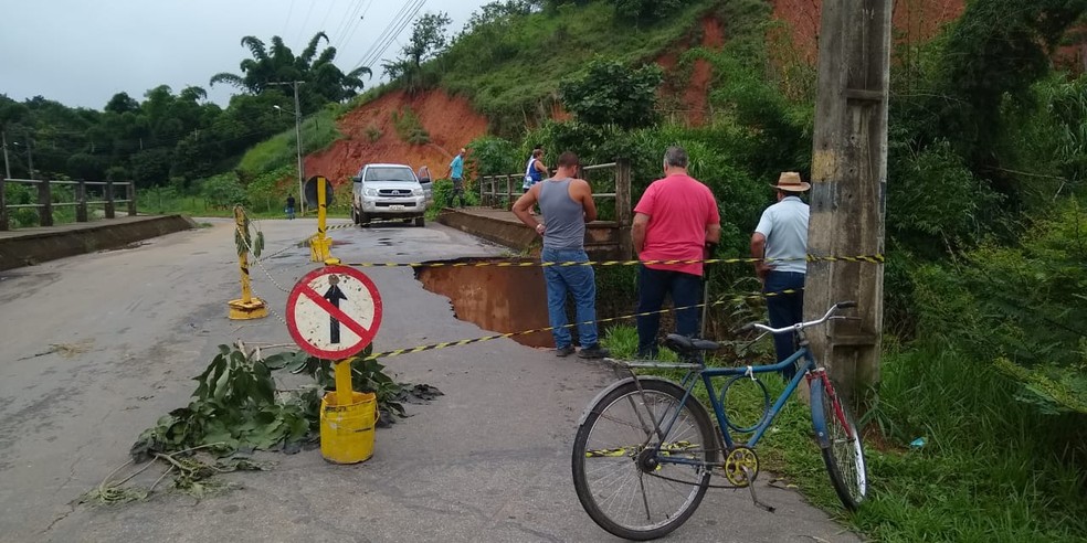 A ponte para o Bairro Fazendinha já estava parcialmente interditada desde o dia 25 de janeiro — Foto: Prefeitura de Ubá/Divulgação