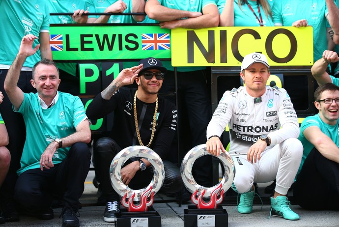 Lewis Hamilton e Nico Rosberg - foto da vitória da Mercedes - GP da China - Fórmula 1 (Foto: Getty Images)