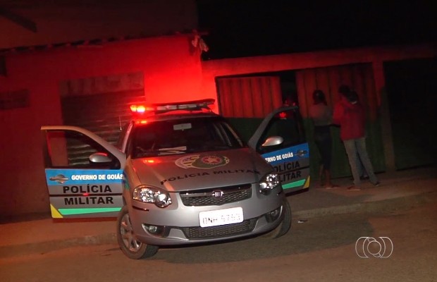 Jovem é morto com tiros nas costas em casa de Aparecida de Goiânia, Goiás (Foto: Reprodução/TV Anhanguera)