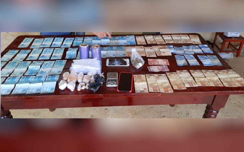 Dinheiro encontrado junto com casal em ch&aacute;cara de Heitora&iacute;, Goi&aacute;s &mdash; Foto: Reprodu&ccedil;&atilde;o/TV Anhanguera