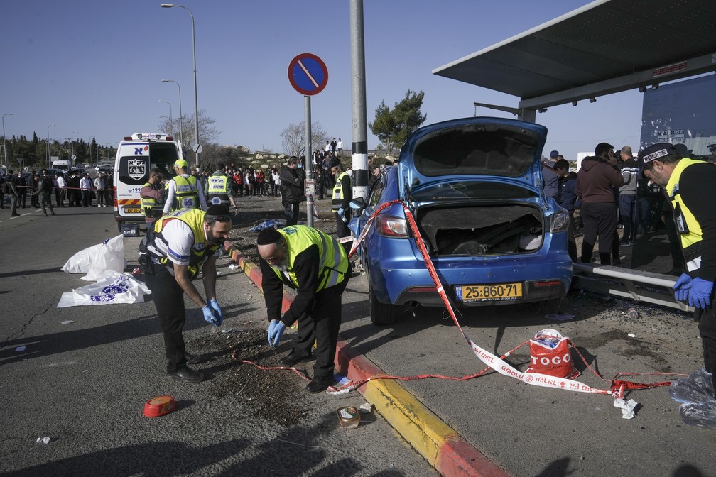 Membros da equipe de resgate trabalham no local de um suposto ataque de atropelamento em Jerusalém, em 10 de fevereiro de 2023 — Foto: Mahmoud Illean/AP