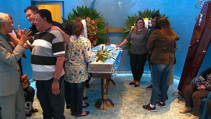 Amigos e familiares se despedem de Alcindo envolto na bandeira do Grêmio