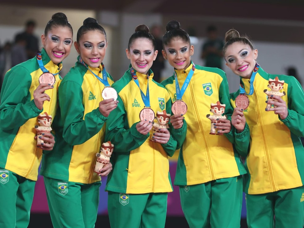 Brasileiras mostram a medalha de bronze conquistada no Pan de Lima â€” Foto: Ricardo Bufolin/CBG