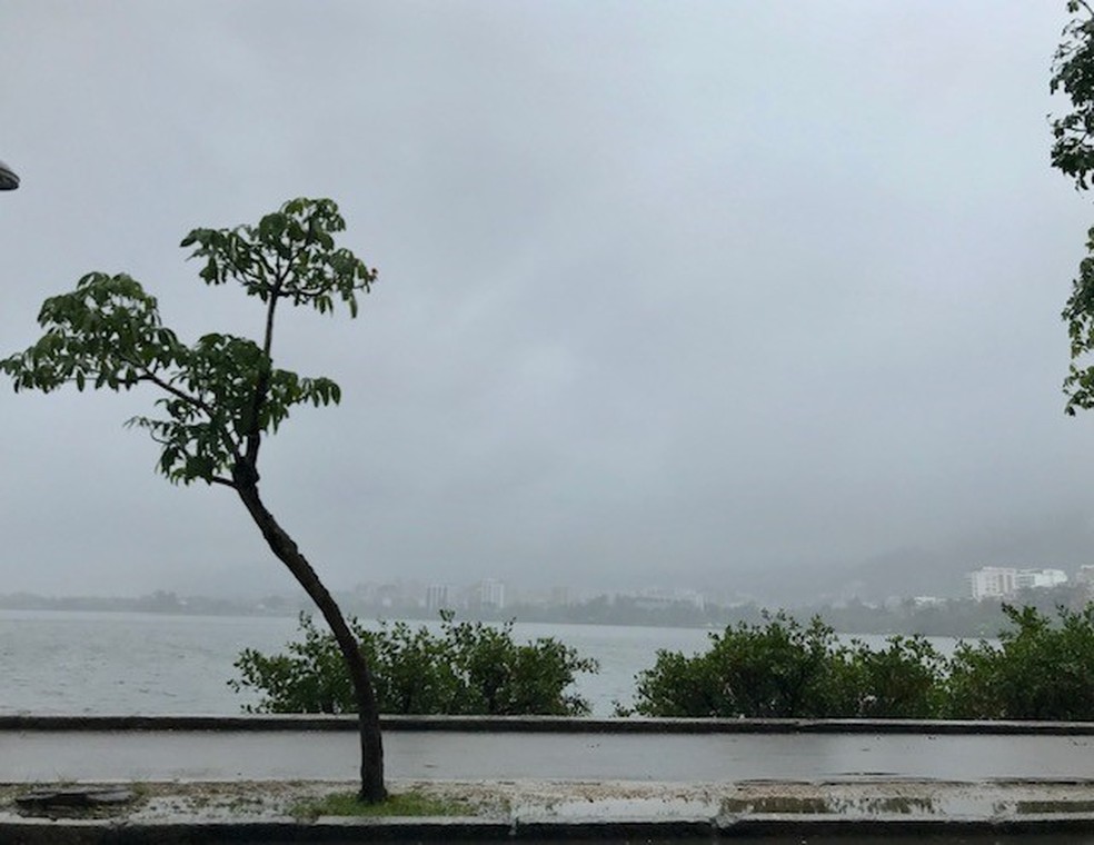 Tempo nublado e chuvoso no Rio neste domingo — Foto: Káthia Mello/ G1 Rio 
