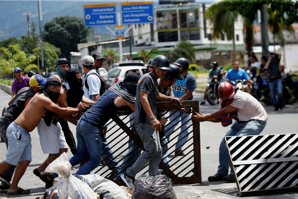 Moradores de Valência, na Venezuela, fazem barricada durante manifestação contra o presidente Nicolás Maduro (Foto: REUTERS/Andres Martinez Casares)