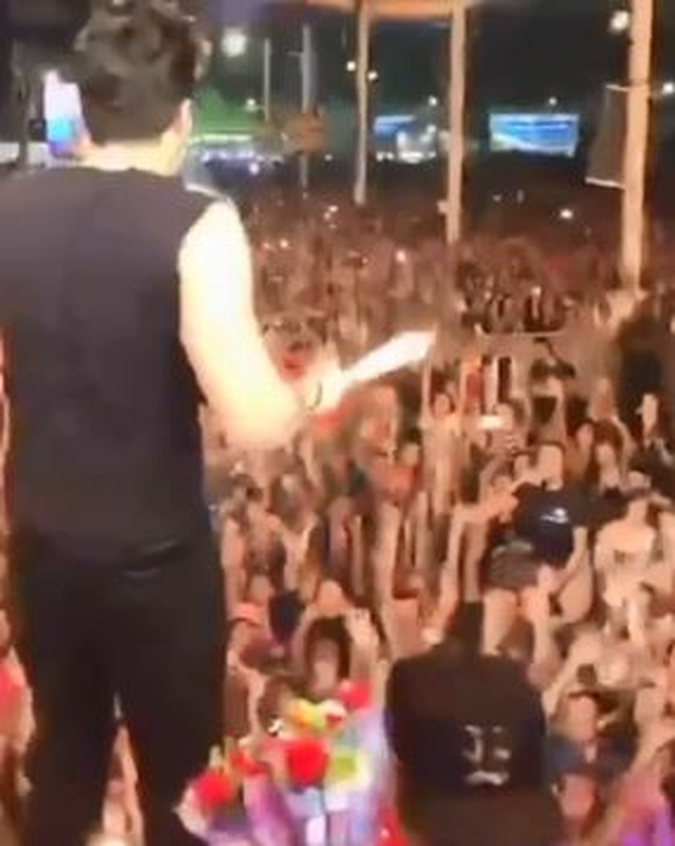 Cantor Luan Santana distribuiu rosas para público em show de Bauru — Foto: Arquivo Pessoal